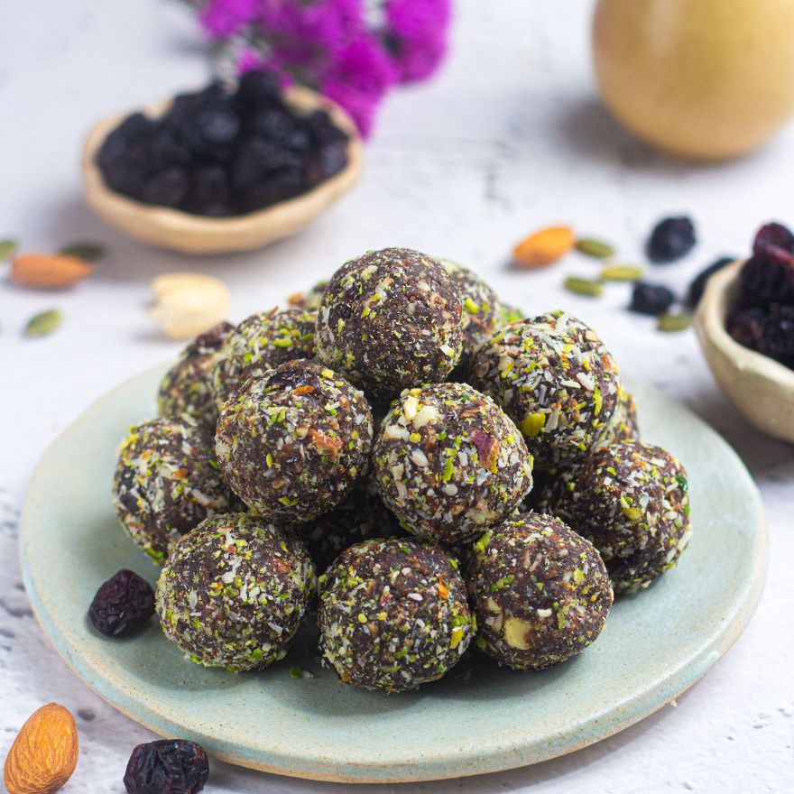 Berry Bliss: Date-Based Energy Balls - Vegan & Sugar-Free Sweet